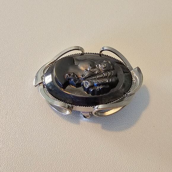 Vintage Black Intaglio Cameo Brooch with Silver Detail - Picture 6 of 6